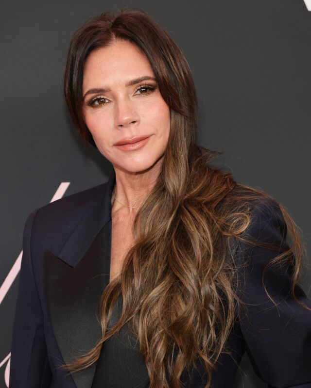 We finally know how #VictoriaBeckham's skin always looks SO good! And it's surprisingly simple... Tap the link in bio to find out her #glowingskin secret 🤫

📷 Getty