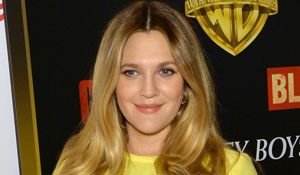 Drew Barrymore masters a mani mid-commute