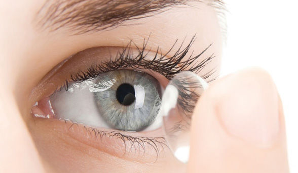 How-to: put in contact lenses