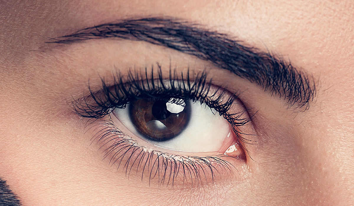 How to apply mascara to your bottom lashes