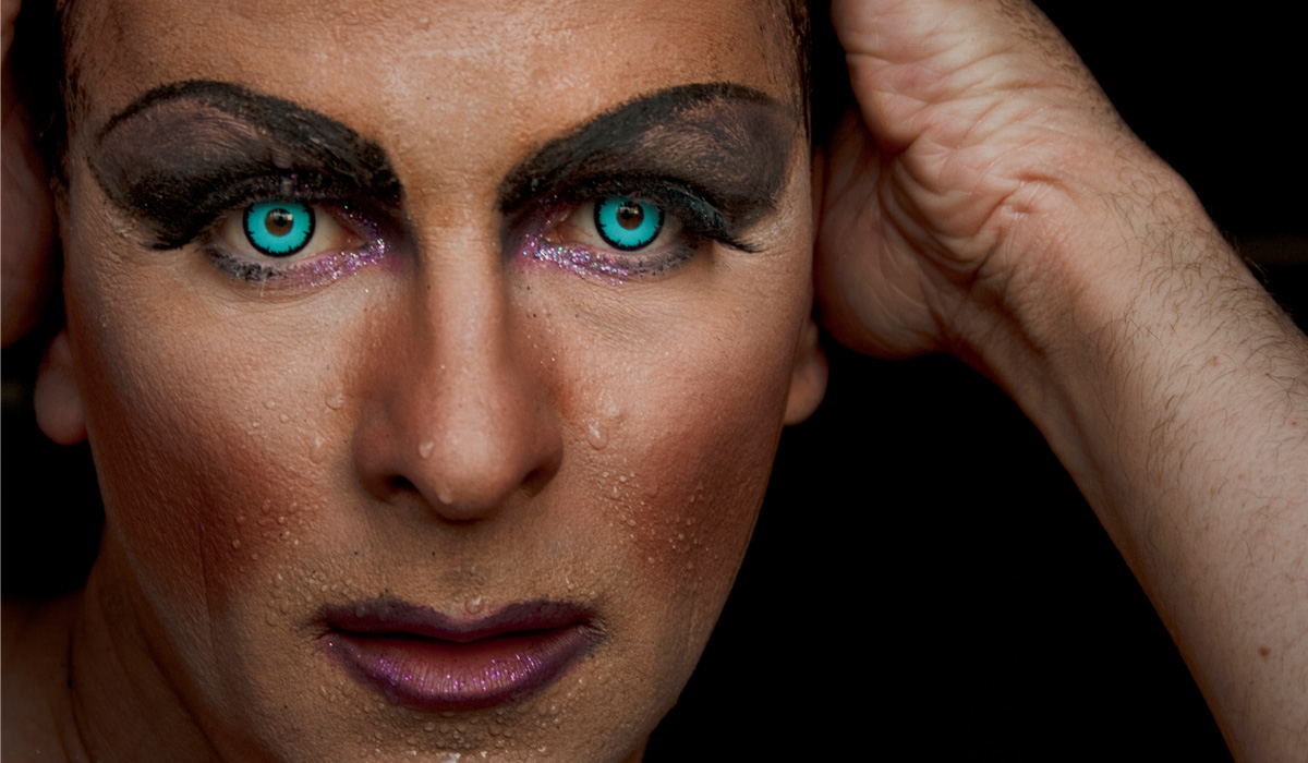 This drag queen transforms into celebrities and it is super realistic