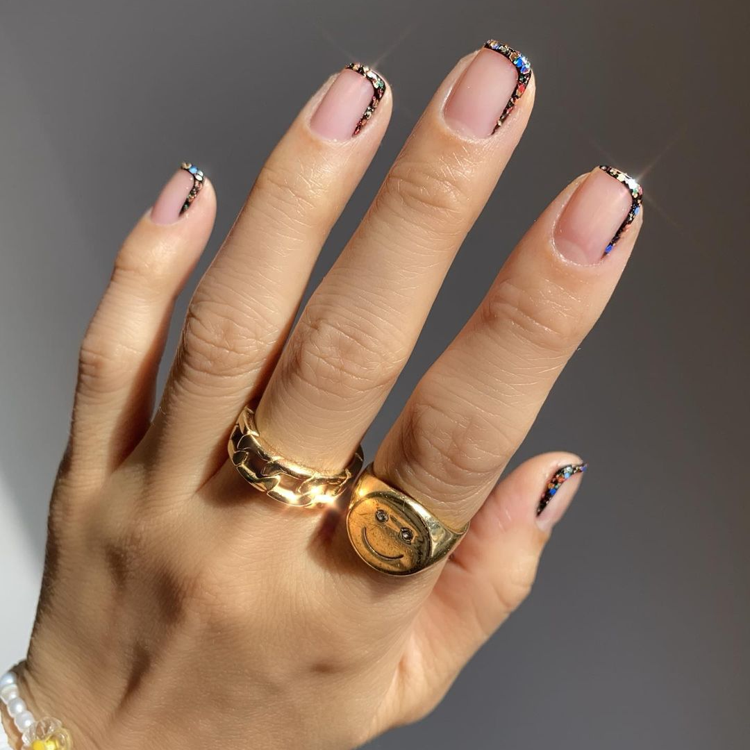 Khám phá những mẫu nails đầu ngón tay Pháp mới với đầy đủ những sắc màu và kiểu dáng độc đáo. Thử thách bản thân và thể hiện cá tính của mình với những bộ móng giả đẹp nhất. Không những khiến cho bạn trở nên nổi bật hơn mà còn tạo nên sự tự tin cho cuộc sống của bạn.