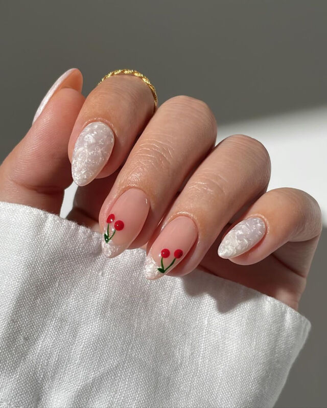 Cherries + pearls = our new favourite #mani combo 😍 Would you try this #nailtrend?!

📷 @simlynail